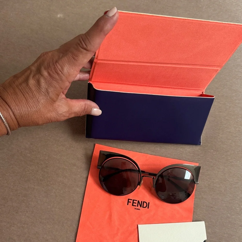 FENDI Round Cat-Eye Rim Sunglasses – Made in Italy ✨ - Picture 5 of 16